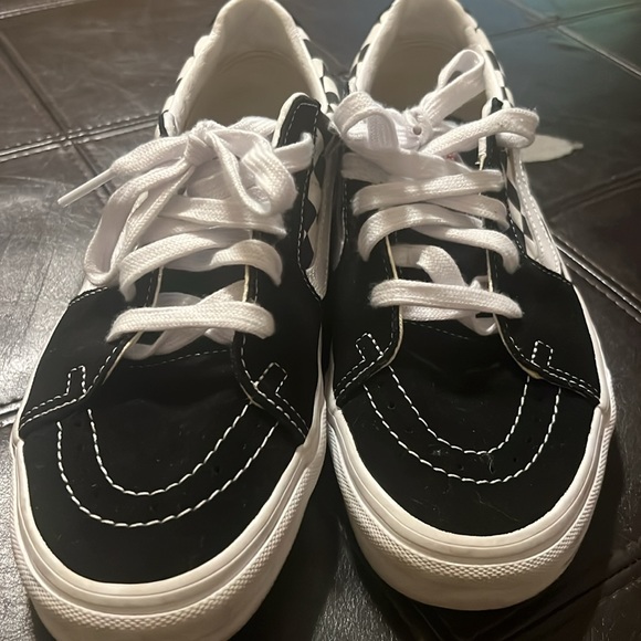Vans men’s sneakers. Preowned but worn only one time. Size 8.5. NO BOX. - Picture 5 of 6